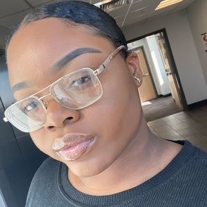 Meet your Posher, Sapphire